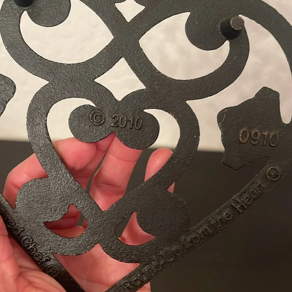 Pampered Chef 2010 cast iron trivet
Round-up from the Heart - Picture 2 of 3